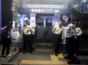 Kondisi Pintu Masuk Stasiun MRT Blok M Ditutup Usai Crane Jatuh 