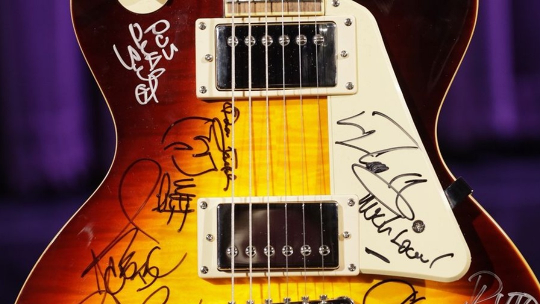 Museum Grammy Lelang Gitar Bertandatangan Ikon Hip Hop