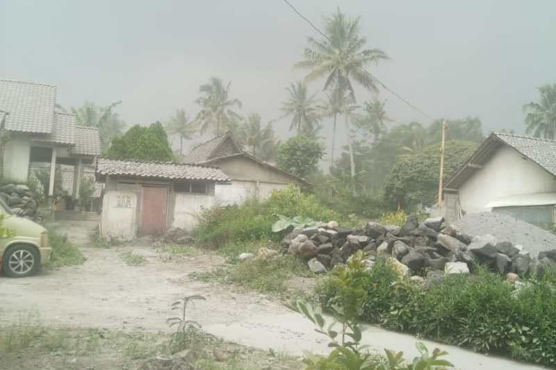 Hujan Abu Guyur Wilayah Timur Lereng Merapi
