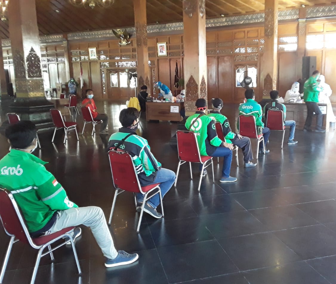Ratusan ojol dan opang jalani rapid test massal yang diadakan Dinas Kesehatan Kota (DKK) Solo, Jawa Tengah, Rabu (17/6). (MP/Ismail)