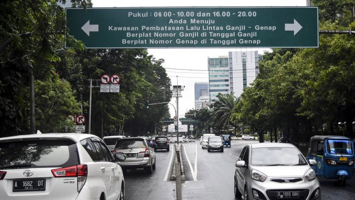 Pengendara melintas di bawah rambu ganjil-genap di Jalan Kebon Sirih, Jakarta, Rabu (26/12/2018). ANTARA FOTO/Dede Rizky Permana/foc.
