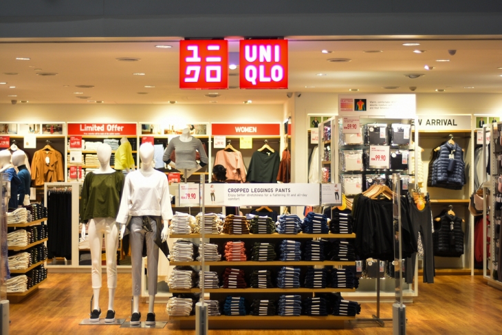 Uniqlo mengubah warna logo. (Foto: Ist)