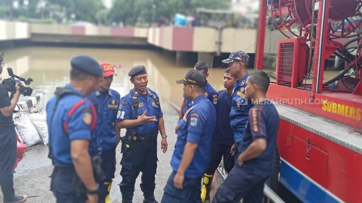 Petugas bersihkan banjir di underpass Kemayoran, Jakarta