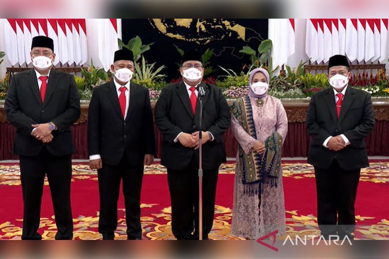 Anggota Bawaslu RI masa jabatan 2022-2027 Rahmat Bagja (tengah) mewakili sejawatnya (ki-ka) Herwyn Jefler Hielsa Malonda, Totok Hariyono, Lolly Suhenty, dan Puadi memberikan keterangan pers setelah dilantik oleh Presiden Joko Widodo di Istana Negara, Jakarta, Selasa (12/4/2022). ANTARA/Gilang Galiartha/aa.