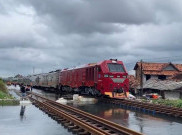 Pemulihan Jalur KA Tergenang Banjir Mulai Dilakukan, Kecepatan Kereta Hanya 20 Kilometer Per Jam
