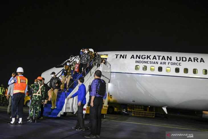 Sejumlah warga negara indonesia (WNI) yang dievakuasi dari Afghanistan tiba di Bandara Halim Perdanakusuma, Jakarta, Sabtu (21/8/2021) ANTARA FOTO/Galih Pradipta/pras. (ANTARA FOTO/GALIH PRADIPTA)