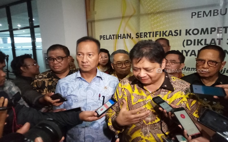 Ketua Umum Partai Golkar memberikan keterangan kepada wartawan di Solo (MP/Ismail)