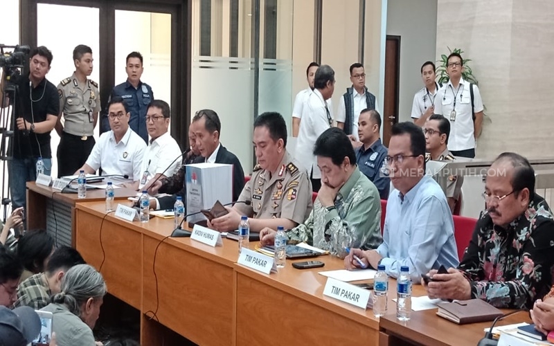 Hendardi bersama anggota TGPF saat memaparkan temuan kasus Novel