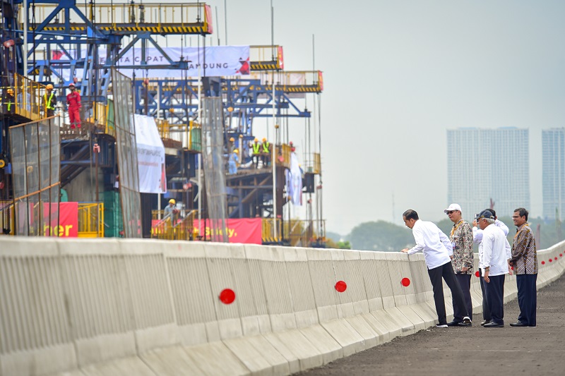 Jokowi pantau proyek kereta cepat. (Foto: setkab.go.id)