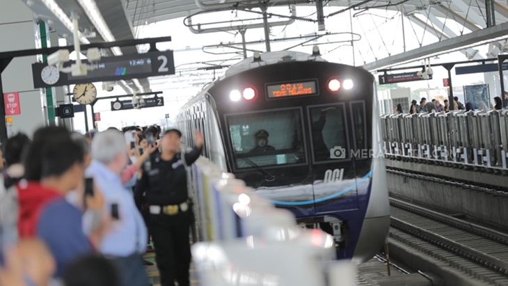 Mencoba moda transportasi baru, MRT Jakarta (Foto: MP/Rizki Fitrianto)