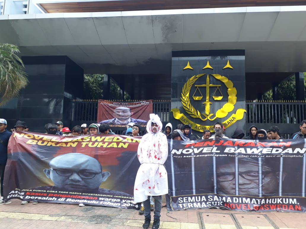 Hantu pocong berlumuran darah meramaikan aksi unjuk rasa Kamisan desak adili Novel Baswedan di depan kantor Kejaksaan Agung (Kejagung) RI, Kamis (16/1/2020).