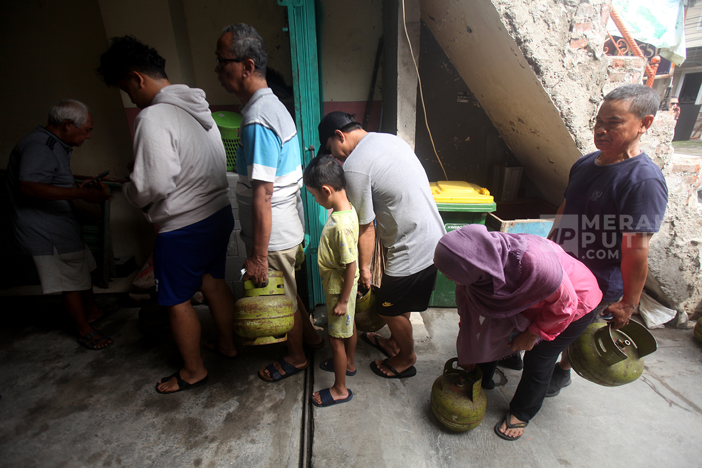 Warga mengantre saat membeli gas elpiji 3 kg bersubsidi di pangkalan gas di Kawasan Palmerah, Jakartra Barat, Selasa (4/2/2025).