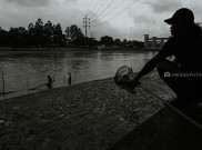 Raup Rezeki dari Banjir Kiriman