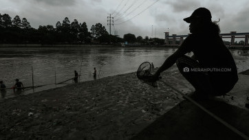Raup Rezeki dari Banjir Kiriman
