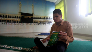 Menilik Santri Tunanetra Pesantren Raudlatul Makfufin Oase Cahaya saat Ramadan 1446 Hijriah 