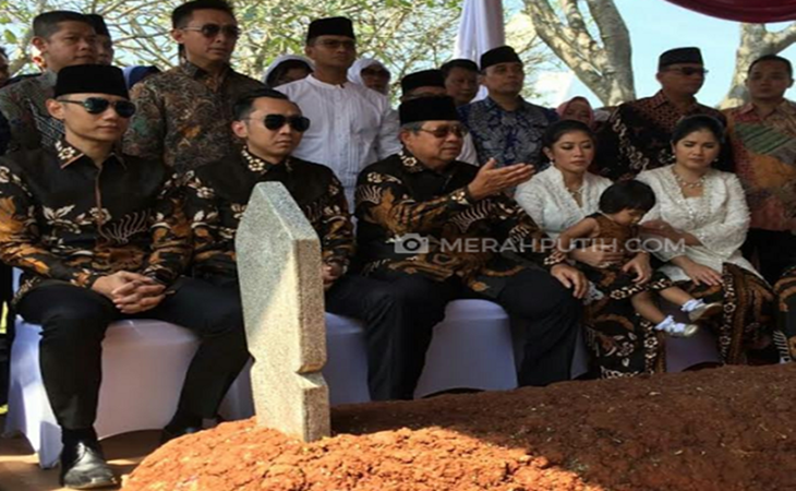 SBY dan keluarga saat pemakaman Ibu Ani Yudhoyono