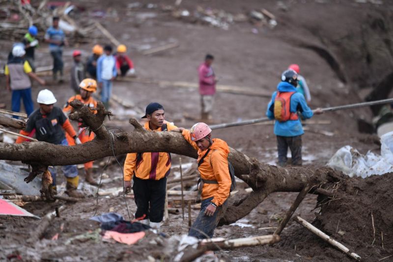 65 Warga Cisarua Bandung Diduga Masih Tertimbun Tanah Longsor, 25 Jenazah Sudah Ditemukan