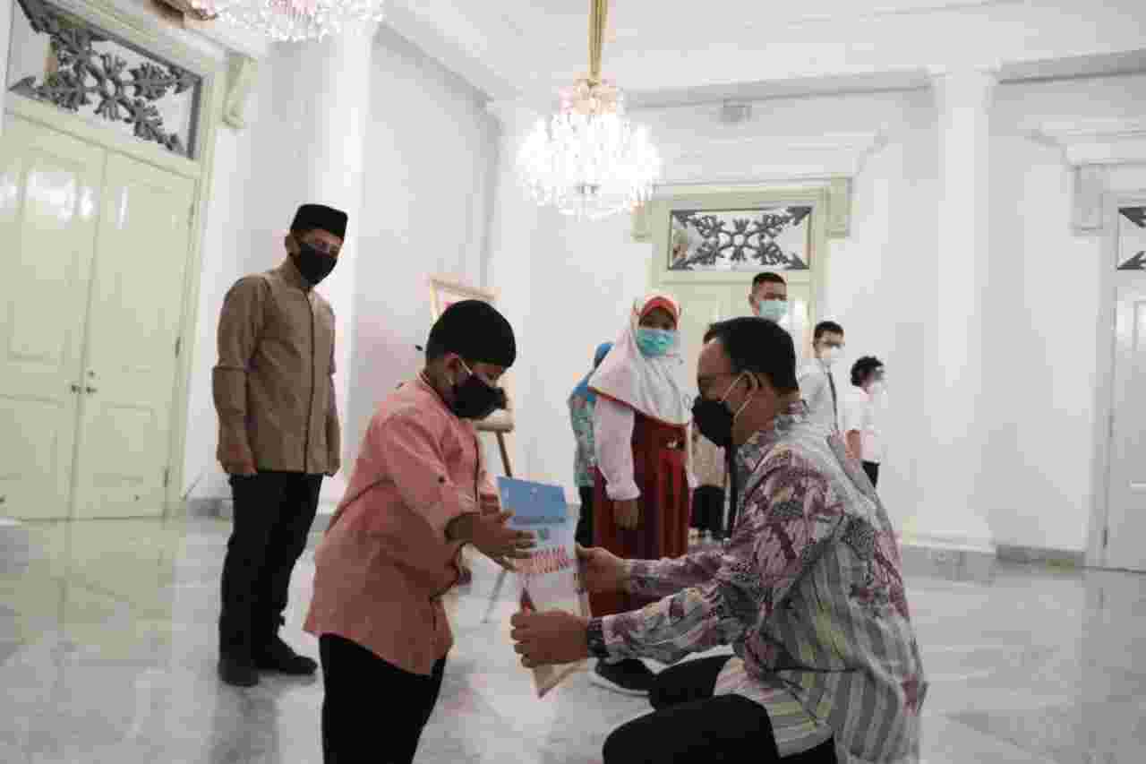 Anies Beri Beasiswa 12 Anak Tenaga Medis yang Meninggal Tangani COVID-19