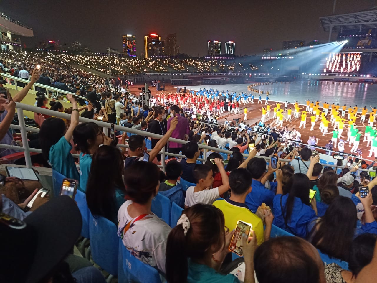 Suasana Opening Ceremony SEA Games 2021 di Vietnam. (FotoNOC Indonesia/MP/Thomas Kukuh)