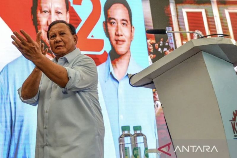 Calon presiden nomor urut 2 Prabowo Subianto menari saat melakukan kampanye di Soreang, Kabupaten Bandung, Jawa Barat, Minggu (14/1)