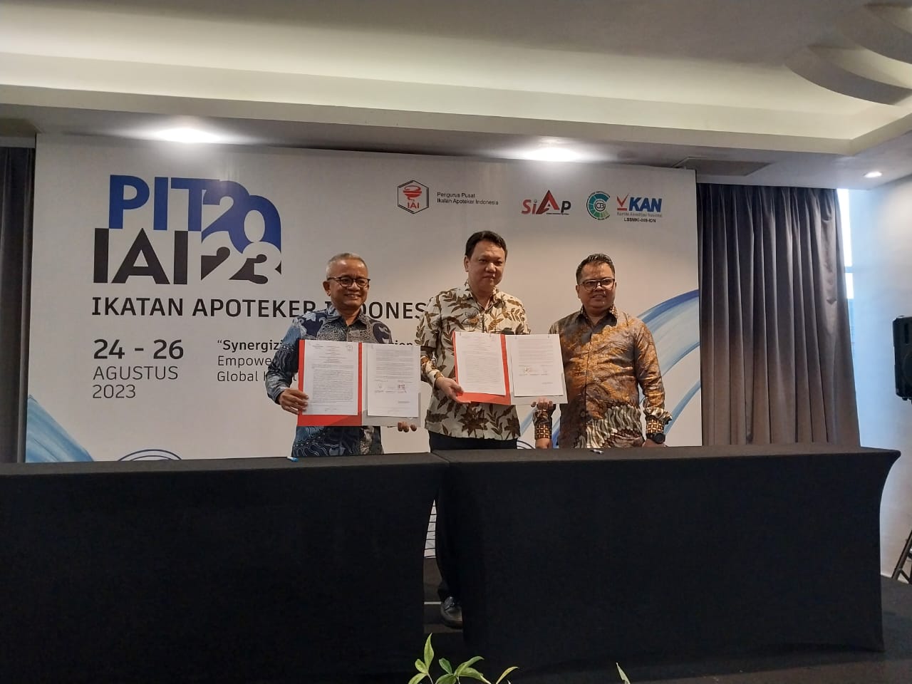IAI akan Penuhi Kebutuhan Apoteker Kimia Farma Apotek Layani Masyarakat Jam Padat