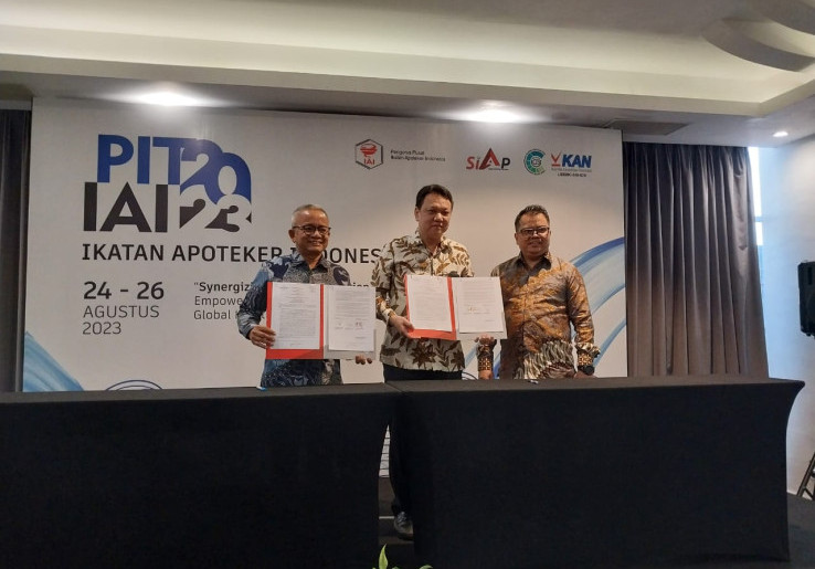 IAI akan Penuhi Kebutuhan Apoteker Kimia Farma Apotek Layani Masyarakat Jam Padat