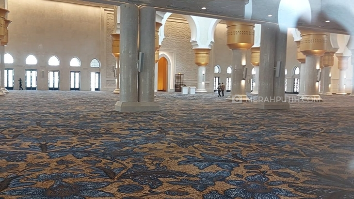 Warga langsung masuk halaman Masjid Raya Sheikh Zayed Solo usai diresmikan Presiden Jokowi, Senin (14/11). (MP/ismail)