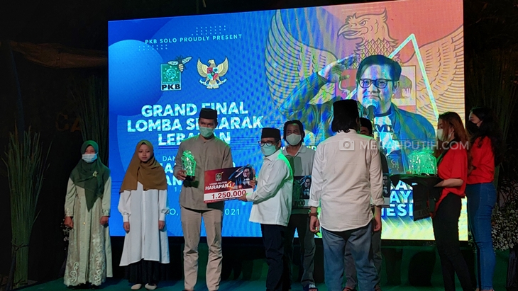   Ketua Umum PKB Muhaimin Iskandar memberikan hadiah bagi para pemenang lomba Grand Final Lomba Semarak Lebaran, Lebaran Asik Tanpa Mudik di Solo, Jumat (4/6) malam. (MP/Ismail).