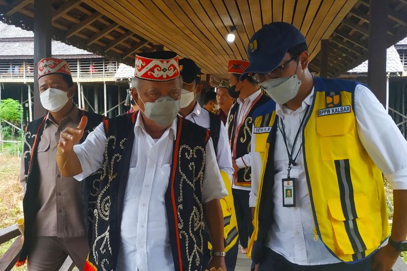 Menteri PUPR Basuki Hadimuljono (menggunakan baju adat Dayak Taman) saat mengunjungi Cagar Budaya Rumah Betang Lunsa Hilir di Kecamatan Putussibau Selatan wilayah Kapuas Hulu Kalimantan Barat. ANTARA FOTO/HP-Teofilusianto Timotius (Teofilusianto Timotius)