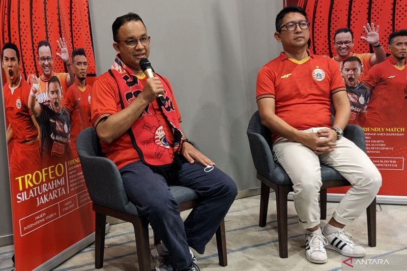 Gubernur Anies Baswedan (kiri) dan Presiden Persija Mohamad Prapanca memberikan keterangan kepada pewarta di Stadion Internasional Jakarta (JIS), Jakarta, Sabtu (7/5/2022). Mereka menyatakan bahwa potensi JIS untuk menjadi kandang Persija selama Liga 1 Indonesia 2022-2023 sedang dibicarakan dengan PT Jakarta Propertindo selaku pengelola. (Michael Siahaan)