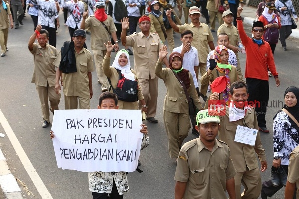  Gaji Guru Honorer Daerah Terpencil Rp300 Ribu Per Bulan, Pengamat Kritik Kemendikbud