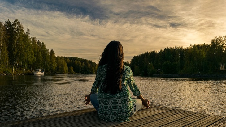 Seorang gadis sedang meditasi. (Pixabay/leninscape)