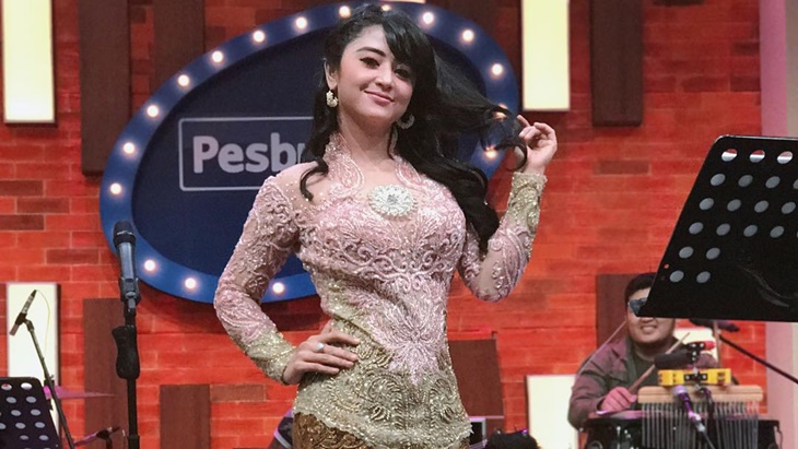 Dewi Perssik Ditantang Bawa Anggota Patwal yang Mengawalnya