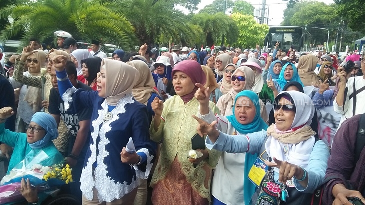 Peringati Hari Kartini, Emak-Emak Pendukung Prabowo-Sandi Aksi di KPU