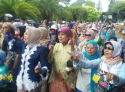 Peringati Hari Kartini, Emak-Emak Pendukung Prabowo-Sandi Aksi di KPU