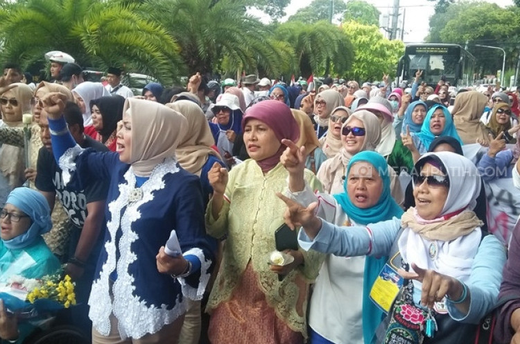 Peringati Hari Kartini, Emak-Emak Pendukung Prabowo-Sandi Aksi di KPU