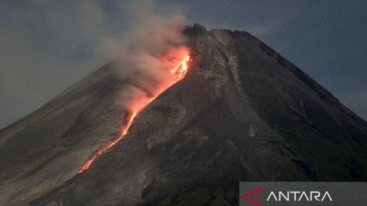 Masyarakat Diminta Waspada Gunung Merapi Luncurkan 11 Kali Guguran Lava Pijar