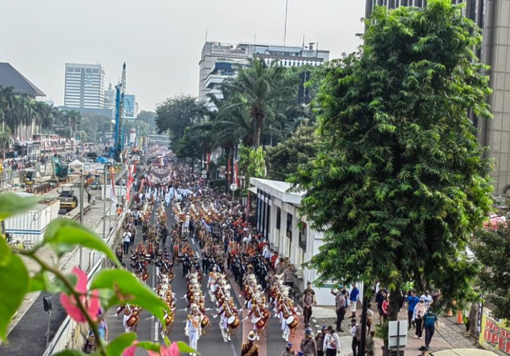 Jokowi Lepas Kirab Merah Putih, Puluhan Ribu Masyarakat Padati Jalan