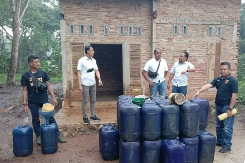 Polisi Amankan Rumah yang Timbun Ribuan Liter Solar