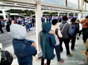Hari Kerja Pertama Masa Transisi PSBB DKI Picu Antrean Mengular di Stasiun KRL