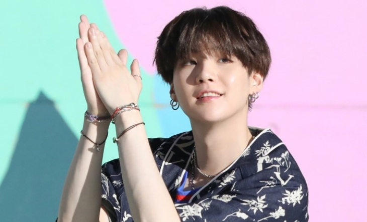 Cedera bahunya ini mengganggu performanya di atas panggung dan dalam kehidupan sehari-harinya. (Foto: Big Hit Entertainment)