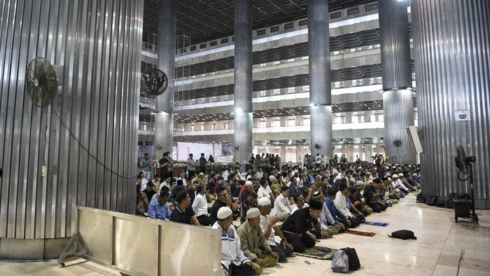 MUI DKI Perbolehkan Salat Jumat Digelar Dua Gelombang