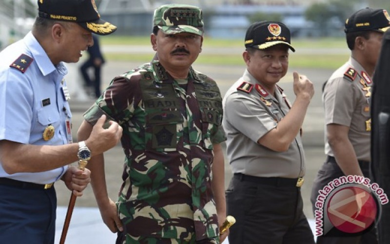 Panglima TNI Marsekal Hadi Tjahjanto bersama Kapolri Jenderal Tito Karnavian