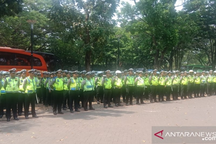 Petugas kepolisian yang dikerahkan untuk pengamanan di area DPR RI, Senin (14/10/2019). (ANTARA/HO/Ditlantas Polda Metro Jaya)
