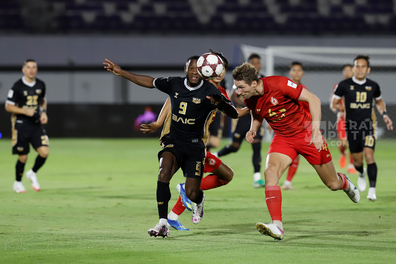 Pesepak bola Dewa United Banten Alex Martins Ferreira berusaha melewati pemain Phnom Penh Crown pada pertandingan AFC Challenge League di Stadion Indomilk Arena, Kabupaten Tangerang, Banten, Minggu (26/10/2025).