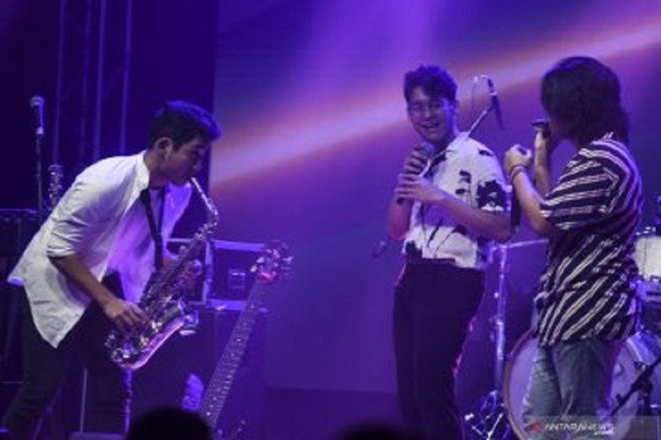 Grup musik Chaseiro All Stars tampil pada acara Hari Musik Nasional di M Bloc, Jakarta, Senin (9/3/2020). (ANTARA FOTO/Muhammad Adimaja/hp)