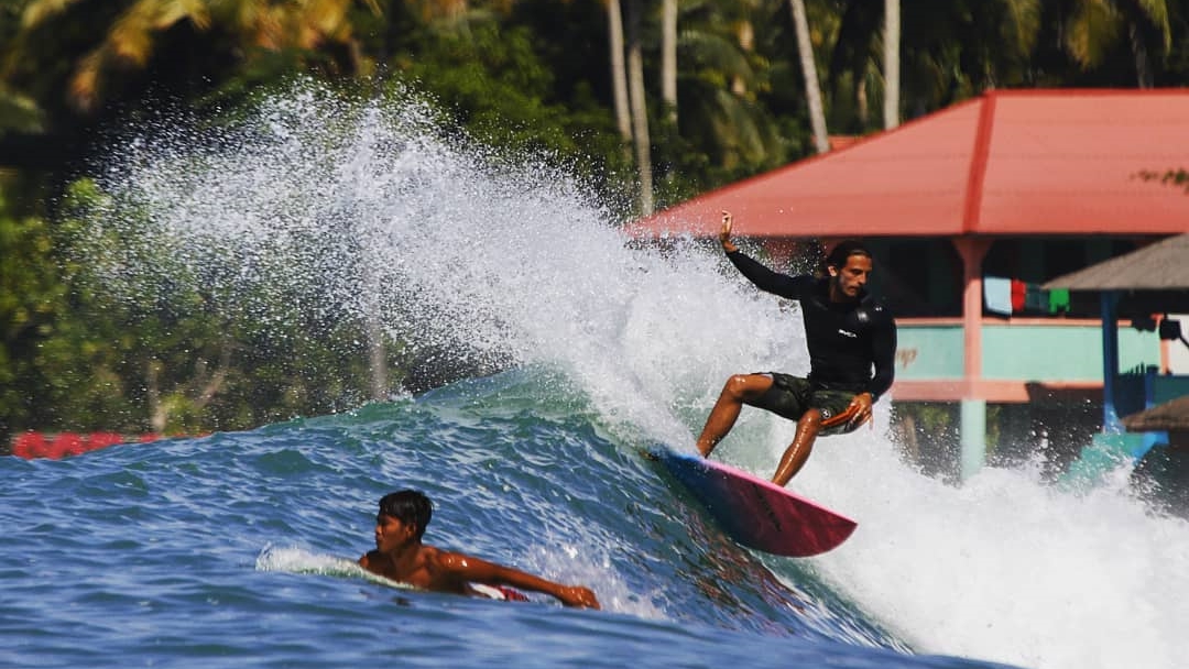 Pantai Sorake, Tempat Terbaik Kedua di Dunia untuk Berselancar