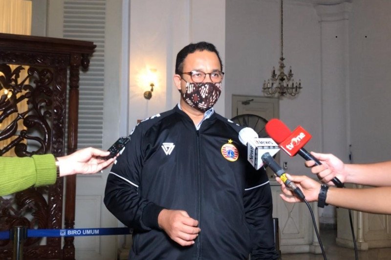 Gubernur DKI Jakarta Anies Rasyid Baswedan memberikan keterangan kepada awak media di Balai Kota, usai meninjau pelaksanaan PSBB di Jakarta, Jumat (10/4/2020) (ANTARA/HO-Balai Kota Jakarta)