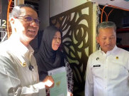 Pj Heru Budi Bagikan 30 Sertifikat Tanah di Jaksel