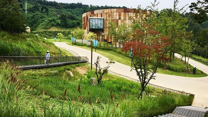 Uniknya Oil Tank Culture Park Seoul, Sensasi Piknik di dalam Tangki Minyak